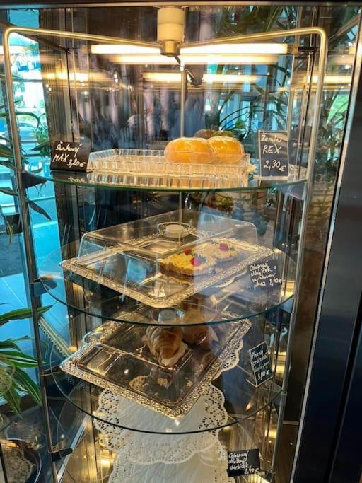 1St May Plaza 布拉迪斯拉发 外观 照片